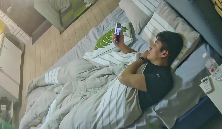 酒店偷拍样子可爱的颜值美女和健身猛男开房被干了两次