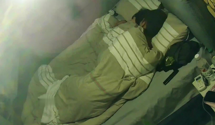 酒店偷拍样子可爱的颜值美女和健身猛男开房被干了两次