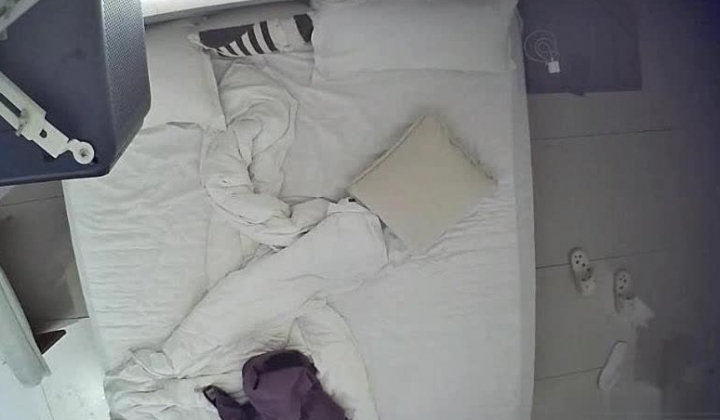 上帝视角偷拍颜值美女被男友带到酒店一块玩手游扣逼干了几次才满足