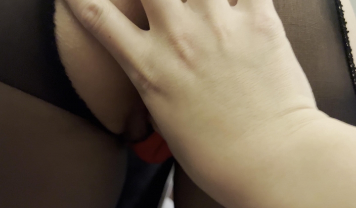 溧阳公馆极品巨乳肥臀骚婊，蒙眼跪地舔从上到下，D+大奶晃荡着，绝品肉便器泄火必备