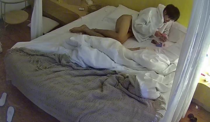 酒店偷拍极品清纯美女和男友酒店腻歪日常早晚各一炮
