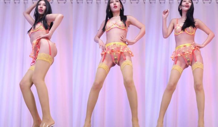 【红玫瑰舞团】异域风情骚气小美女『KK』双视角透视裸舞 各种性感内衣激情顶逼秀