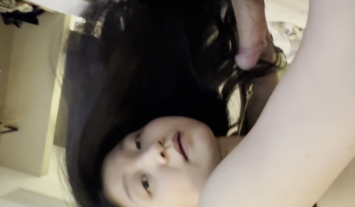 青岛清纯妹子白蕾丝吊带跪着又吸又撸 脚踩鸡巴足交 正脸全露还带点娇喘 真实感直接爆表