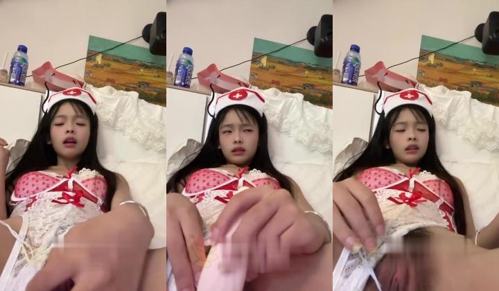 抖音颜值嫩妹【我不是你卡宝宝】小小年纪骚得要命,口活一绝,奶粉逼嫩,黄毛无套大力抽插,道具自慰