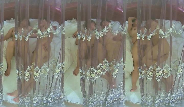春宵阁 两人开始还玩点情趣朦胧 拉上纱帘 摸摸搞搞想操逼了就嫌纱帘碍事了 拉开才好摆架势发挥