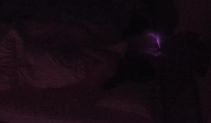 酒店偷拍百褶裙眼镜骚货与性瘾男睡到半夜都要起来操一炮接着睡
