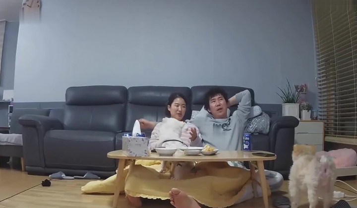 韩国家庭监控泄露，夫妇两在客厅吃饭看电视肏逼，宠物狗在一旁静静看着主人肏逼！