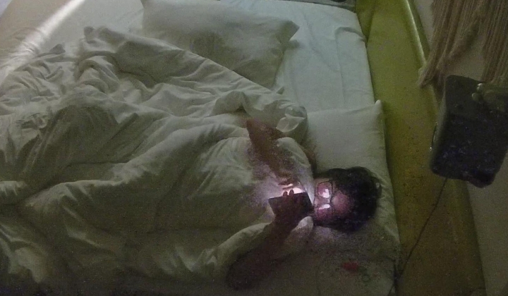酒店偷拍百褶裙眼镜骚货与性瘾男睡到半夜都要起来操一炮接着睡