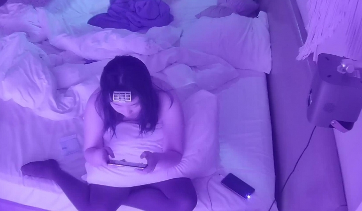 酒店偷拍百褶裙眼镜骚货与性瘾男睡到半夜都要起来操一炮接着睡