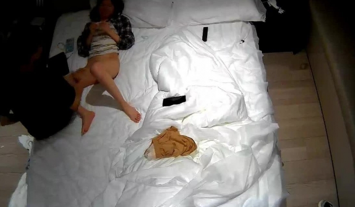 上帝视角  小美女逼毛太多了 男友实力稍差些 但态度很积极 没操爽用手抠 用嘴舔都要让女友爽