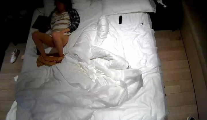 上帝视角  小美女逼毛太多了 男友实力稍差些 但态度很积极 没操爽用手抠 用嘴舔都要让女友爽
