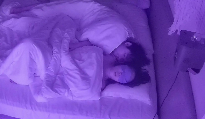酒店偷拍百褶裙眼镜骚货与性瘾男睡到半夜都要起来操一炮接着睡