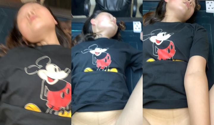 白天咖啡店穿白裙乖笑，晚上黑丝开档车震主动深喉吞鸡，张腿露浓毛粉穴让我猛干，丽江贵阳到处留骚水