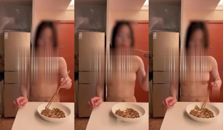 露出调教大神『查小理』女神母狗只用尿没有用一滴水做了个葱油饼，在人来人往的超市露出，全裸车库楼道