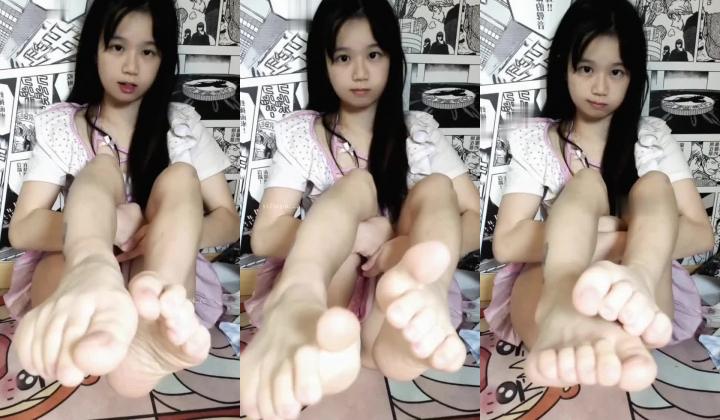 极品大眼睛纯欲萌妹【小兔绵绵】最新付费私拍，露脸性爱自慰，年龄不大小母狗属性已经爆表了