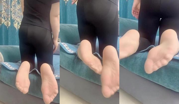 快手极品熟女【记录生活】好身材大长腿,足交圣体,大尺度掰逼诱惑,喜欢对着妈妈逼打飞机的狂喜
