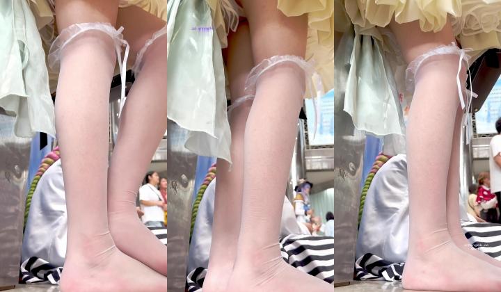 【KFC】洛丽塔学生妹蹲下露出白内过膝白丝袜脚累把鞋脱了