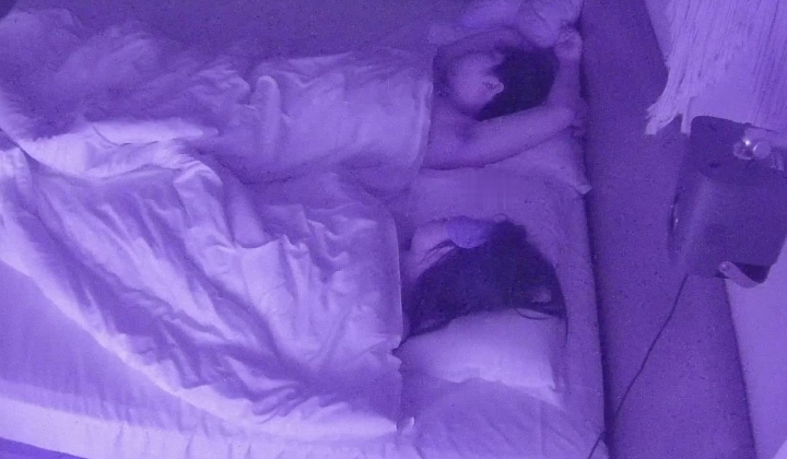 酒店偷拍百褶裙眼镜骚货与性瘾男睡到半夜都要起来操一炮接着睡