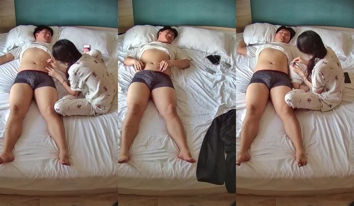 酒店偷拍学医的眼镜妹子被男友修剪阴毛后在他肚子上练习针灸提高他的性能力