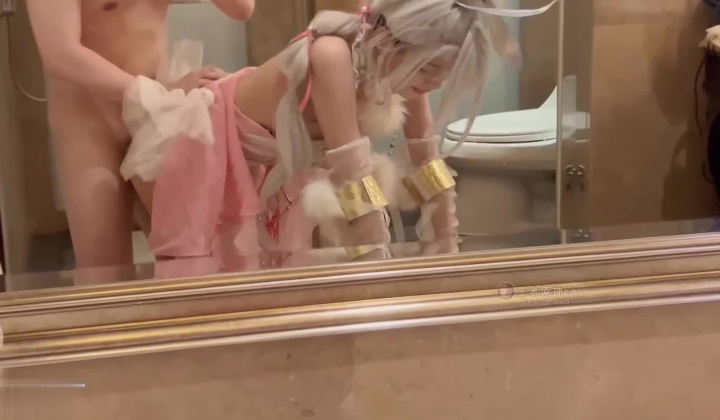 极品COS嫩妹收藏家『Maniacccccc』煳桃 x 小舞P2，极美颜值，近距离高清大屌抽插射