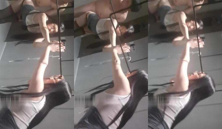 秘书装跪地汇报，老公金丝眼镜一戴鸡巴就硬，我含着边说工作边舔，镜子里奶子肥臀晃得骚，办公室偷情太