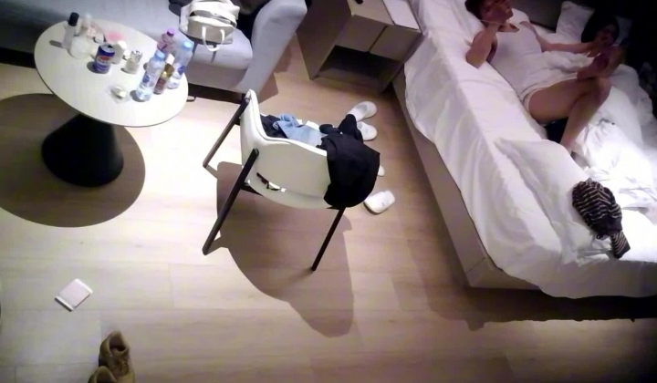 天眼酒店高清偷拍连续几天入住年轻情侣网红级别小仙女被健硕男友扣逼操了几次