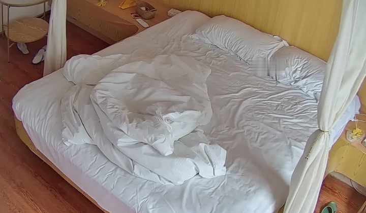 酒店偷拍极品清纯美女和男友酒店腻歪日常早晚各一炮
