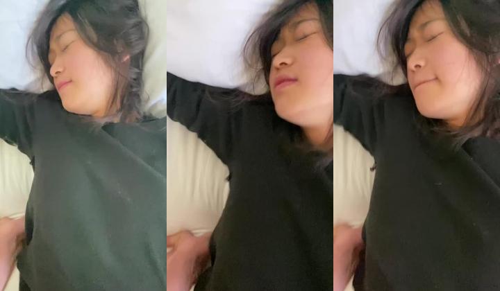 苗条身材眼镜女大生，外表看起来腼腆淑女型，想不到露脸啪啪性爱，太反差了