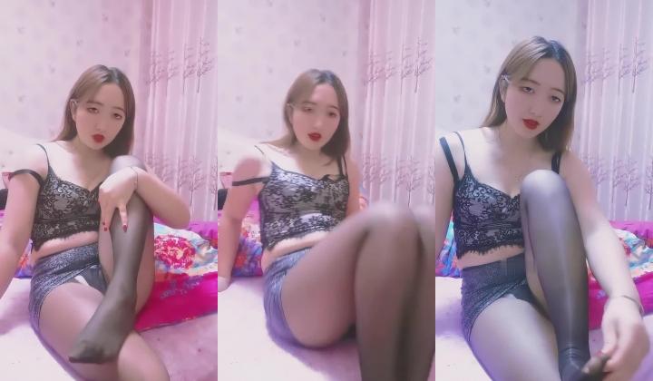 最新快手泄密！风骚熟女【媚姨】性爱XO肥臀后入丝足诱惑