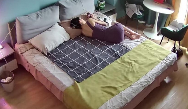 酒店摄像头偷拍腰细腿长高颜值美女穿着性感情趣内衣和几个客人啪啪