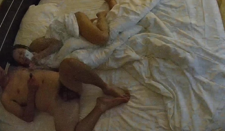 大学城 小少妇跟男人都太有激情 刚进来就来一炮 早上睡醒了直接打两炮 后入少妇操得奶子乱甩