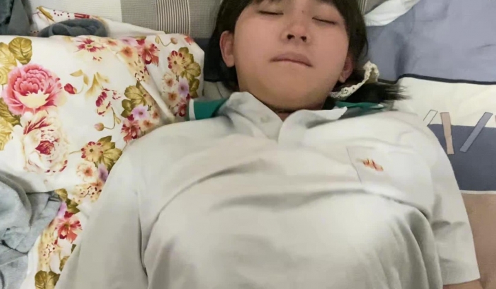 高颜清纯学生妹露脸啪啪，多么纯情的女孩背后总有一个干她的男人，肏出阿黑颜很反差