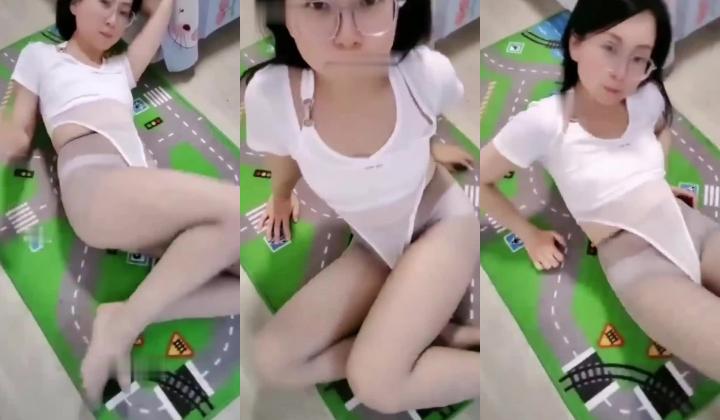 天津风骚眼镜骨科医生少妇【闪耀】露脸，与金主1对1脸穴同框自慰双洞，血脉喷张的淫语刺激