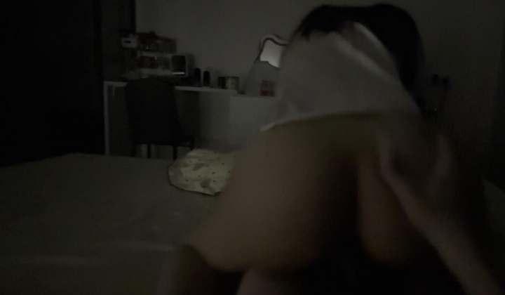 广州高颜值美女笑容甜美乖巧得不行 回家钟爱骑乘女上位疯狂上下猛摇 又狠又色