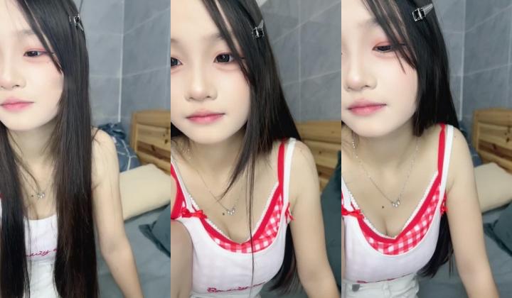 重磅兄弟们最正宗校花来了【少萝皇】年级轻轻奶子挺大 美腿又长又白 粉嫩骚逼可甜 吃鸡啪啪 精子射
