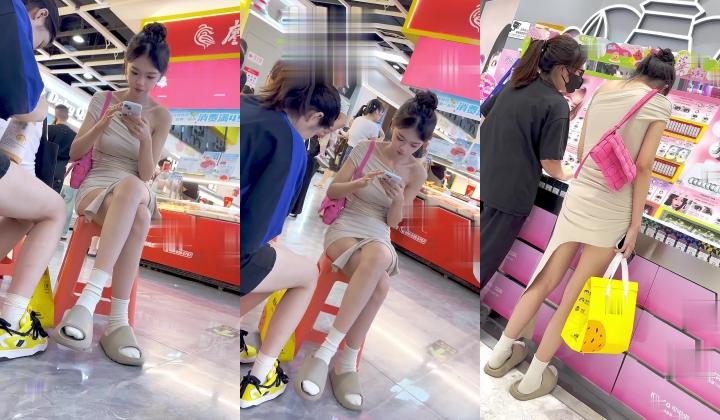 【KFC】网红级学生妹逛街商场内衬遮不住白无痕内 靓女拿着密封袋等待面试·长裙下穿着蓝色内内蛮正