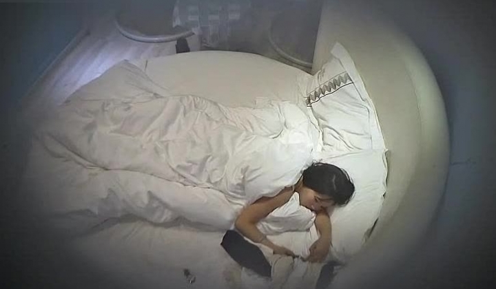 酒店偷拍娇小白袜靓妹和男友假期相约开房做爱干了两次