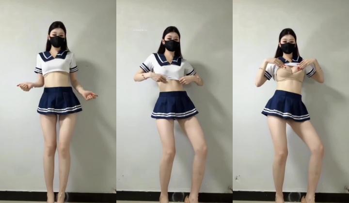 ️最新快手福利！面条纤细美女【一只美羊羊】狗链裸舞，大长腿身材无敌