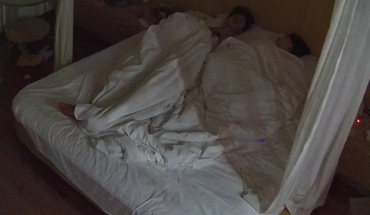 酒店偷拍极品清纯美女和男友酒店腻歪日常早晚各一炮