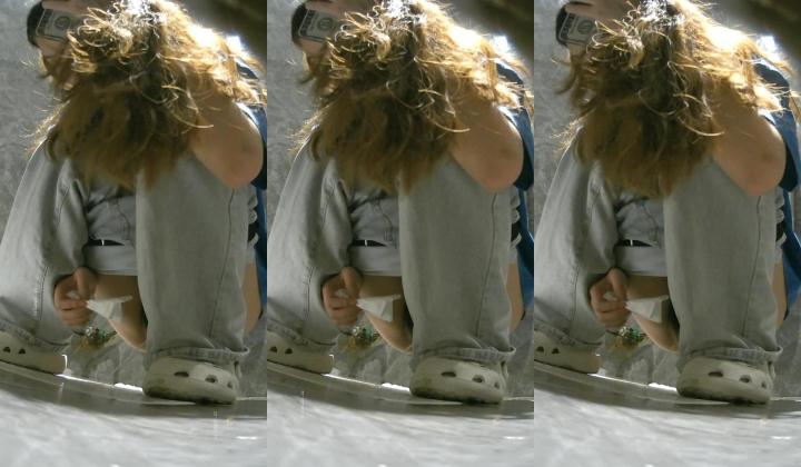精品则拍，脸穴同框女蹲则真实愉拍，络绎不绝小姐姐方便，妖艳美女还把阴毛剃光了