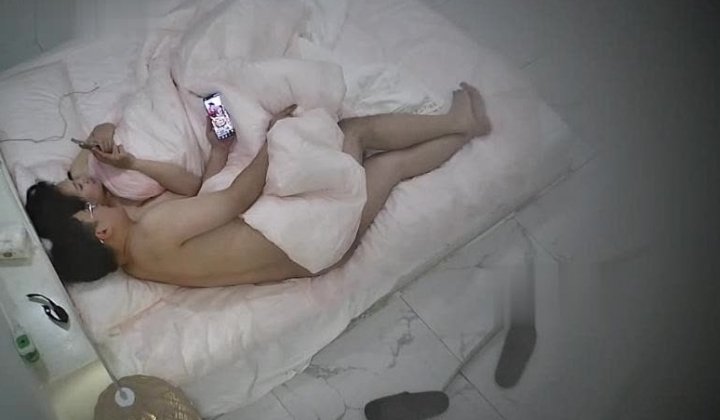酒店偷拍粉嫩甜美女更换床套后被男炮友早晚各操一次
