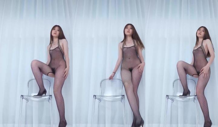 【king8舞团】纯情美模『花花』激情裸舞 羞涩新人热情摇摆很是可爱