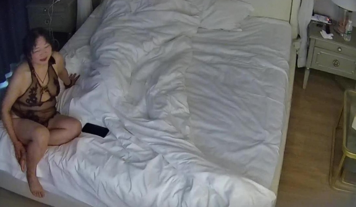 公寓酒店 眼镜男有点东西 点妞都一次性点两个 丰腴姐妹花穿上情趣蕾丝被双飞 可惜实力欠缺 有点白瞎了