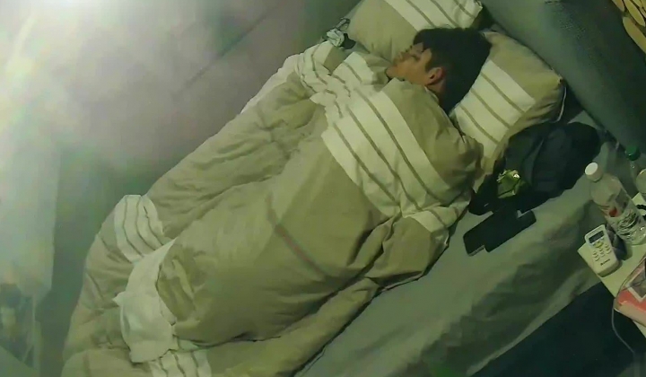 酒店偷拍样子可爱的颜值美女和健身猛男开房被干了两次