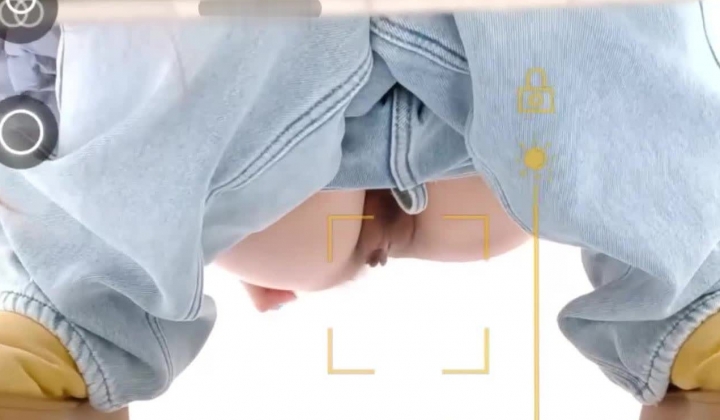 大神手持闯拍高校女前后视角偷拍美女学妹嘘嘘黄皮鞋学妹逼上吊着粗白带