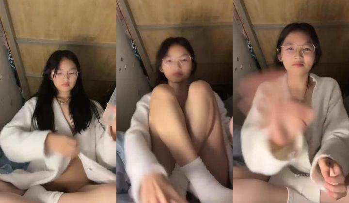 ️正宗大学生宿舍直播【困困兔】道具狂插流白浆，眼镜妹，室友睡着偷偷脱光，身材不错诱人