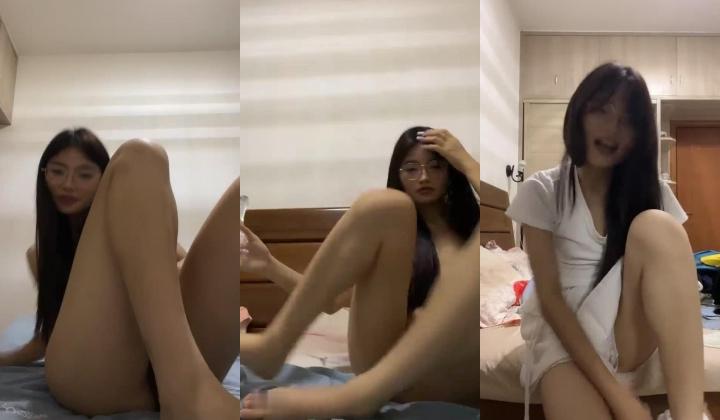 ️正宗大学生宿舍直播【困困兔】道具狂插流白浆，眼镜妹，室友睡着偷偷脱光，身材不错诱人