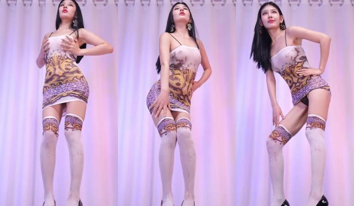 【红玫瑰舞团】异域风情骚气小美女『KK』双视角透视裸舞 各种性感内衣激情顶逼秀