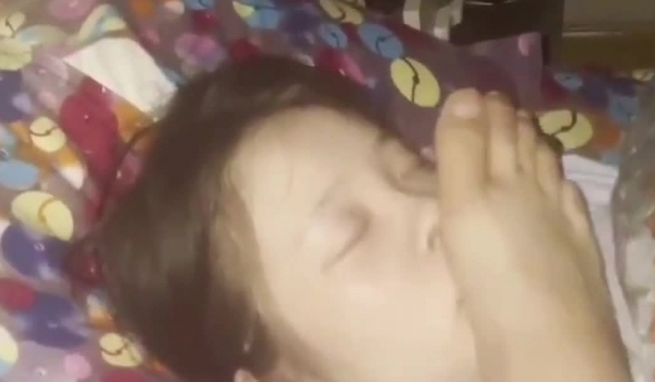猥琐小哥多次下药迷翻漂亮女友各种变态玩弄满足自己的兽欲