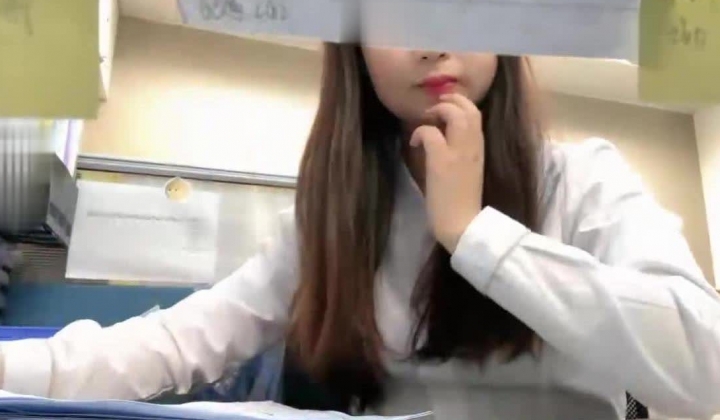 【露露儿酱】真实办公室白领办公室偷偷露出躲厕所自慰大秀特写抠逼有点可爱的小骚货